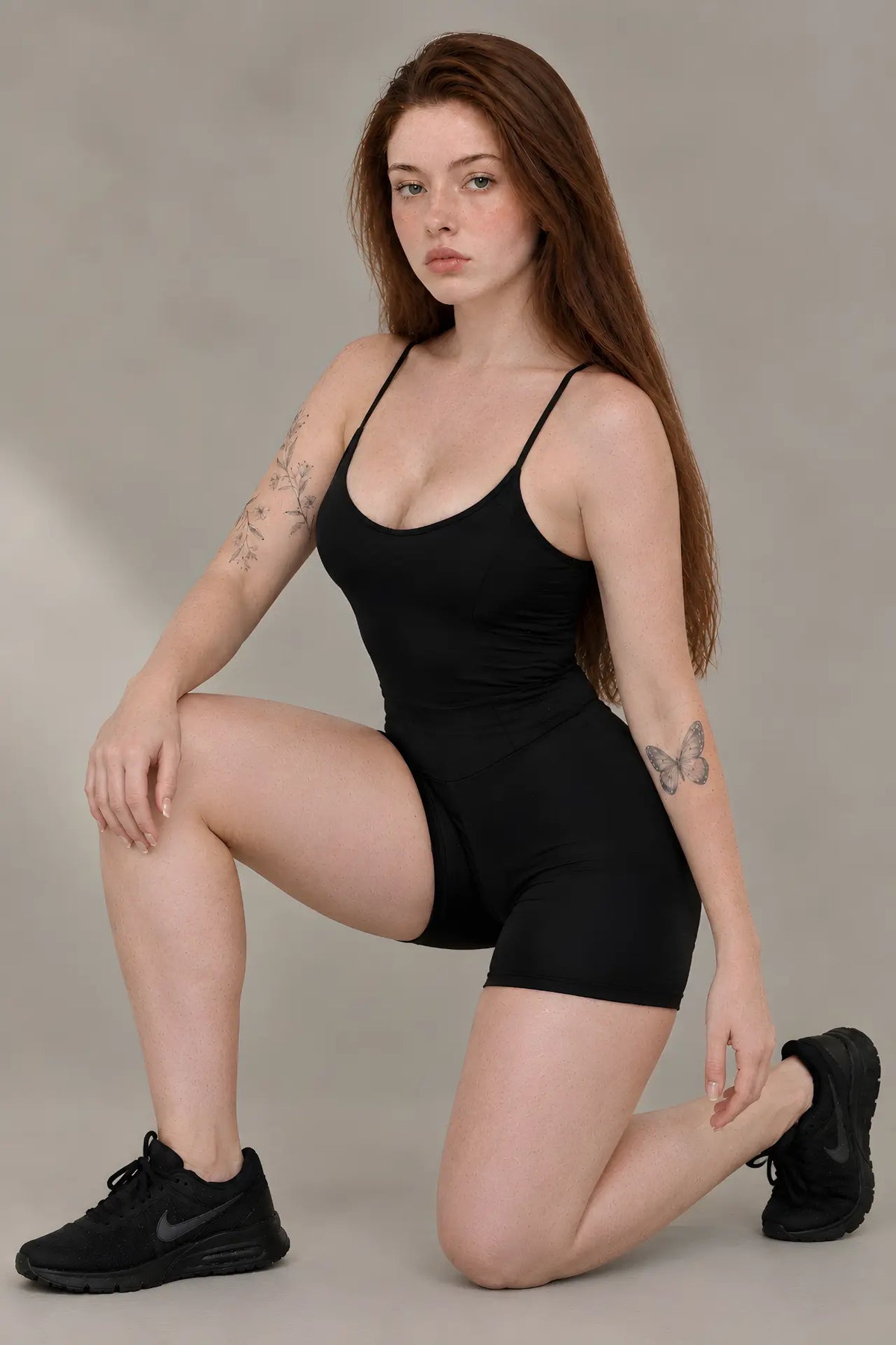 Modelo ajoelhada vestindo o Aversa Shape